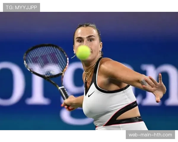 现场：法兰克福球迷抗议高层，比赛中段投掷网球致比赛中断